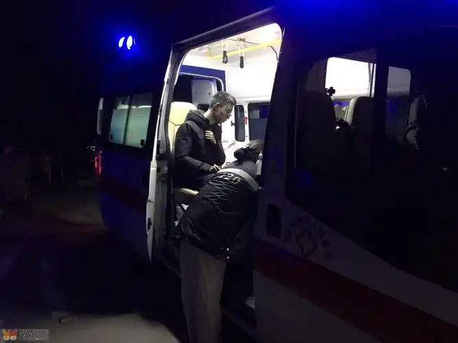 5:40左右,消防,120到达现场,救护车将伤者接走.