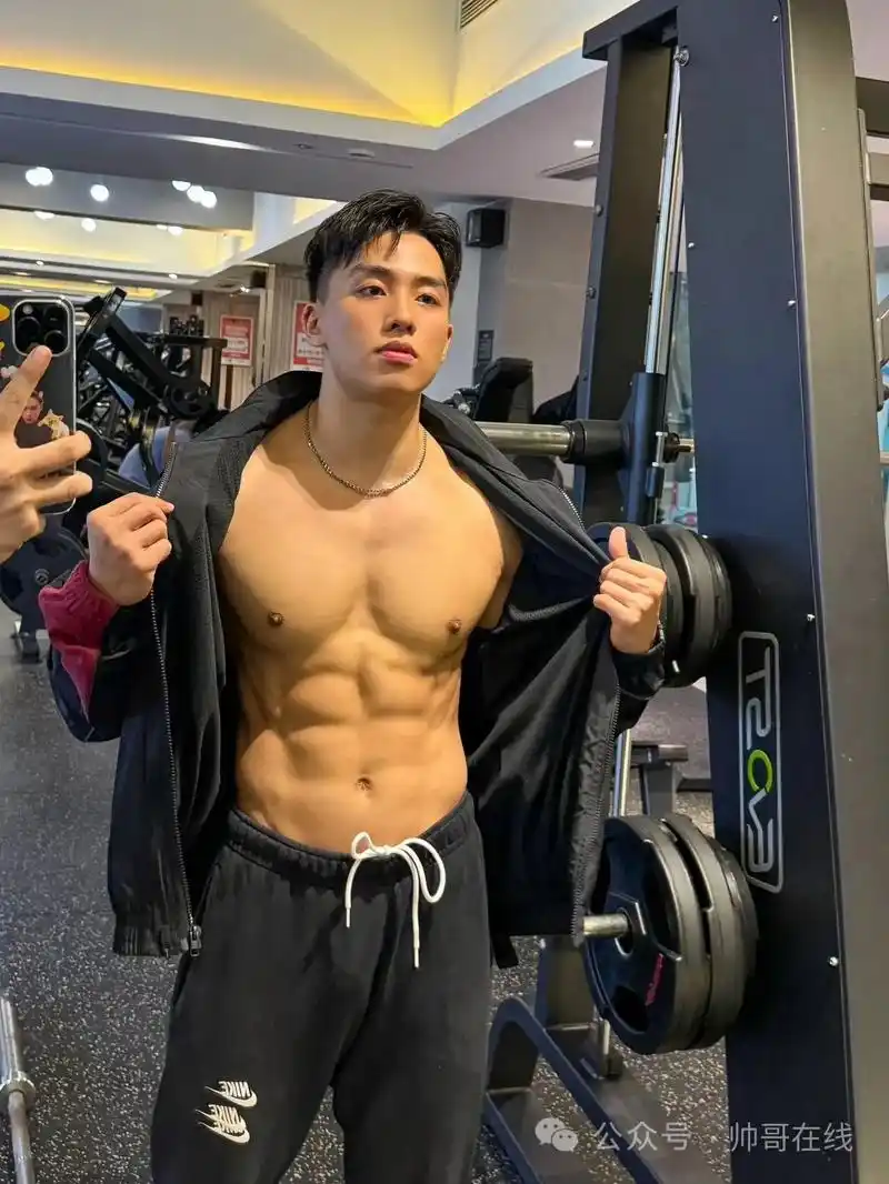 撩起衣服就是腹肌 #腹肌人鱼线 #一张图证明你在健身 #男 - 抖音