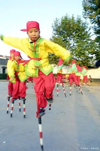踩着高跷的元宵节