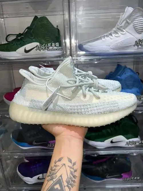 今天分享一双椰子350满天星冰蓝配色