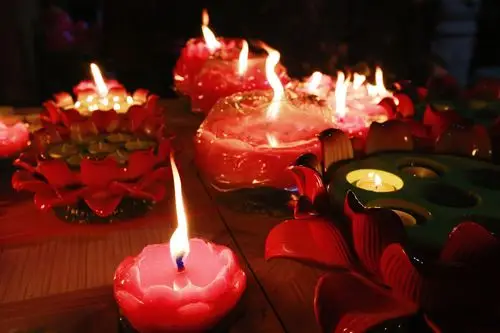 除夕夜点"心灯"烧香祈福