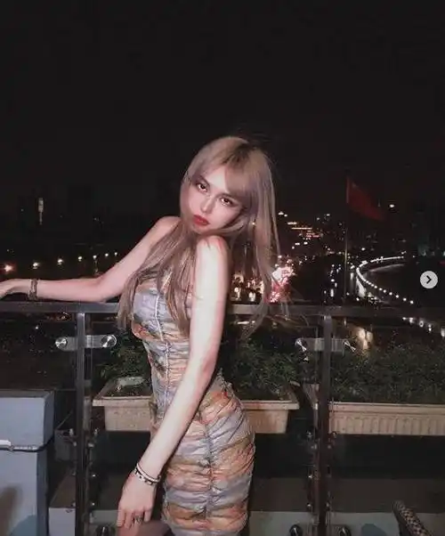 周扬青晒100斤身材,穿印花短裙超丰满,肉长在了该长的地方_脖子_节目