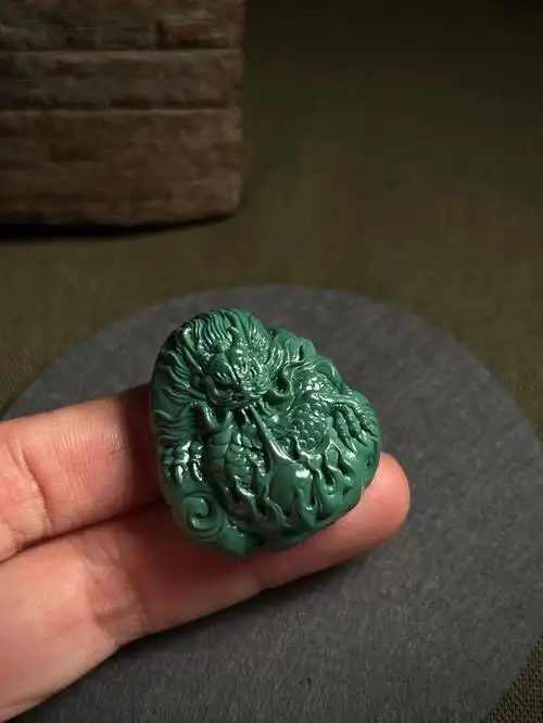 玉化绿松石龙牌