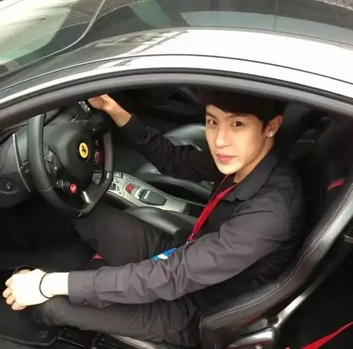 跟众多富二代一样,他也超爱跑车,也是scc超跑俱乐部会员.