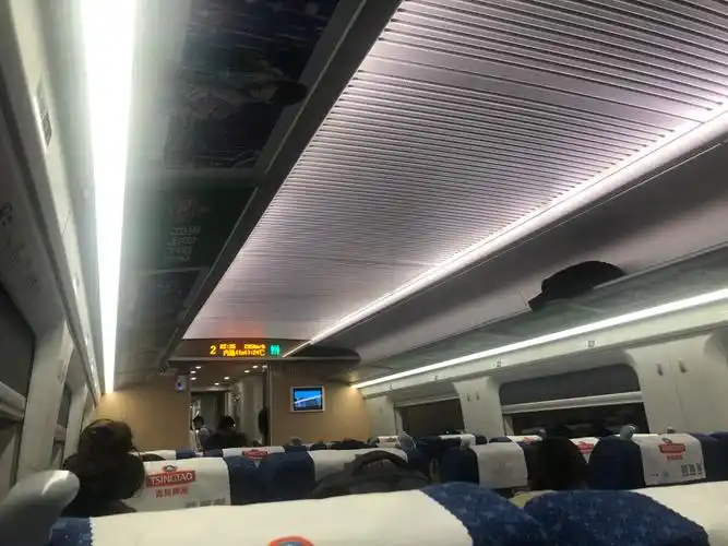 高铁速度列车内部和谐号
