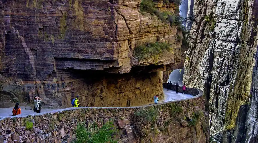 原创贵州一挂壁公路最宽不到三米悬崖峭壁异常险峻老司机也不敢开