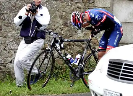 图文-环法自行车大赛第八赛段 阿姆斯特朗修赛车