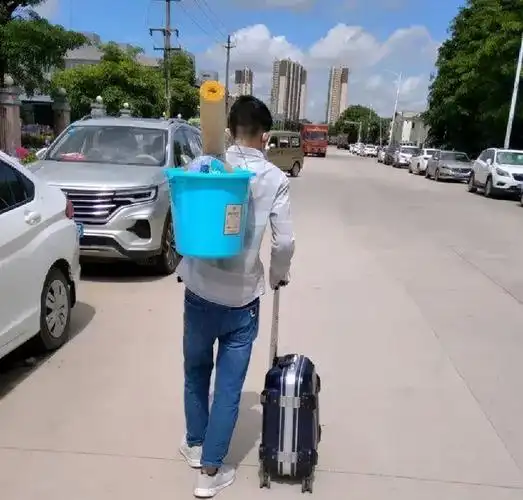 提桶人打工人中的极简龙凤在坐的各位都是渣渣