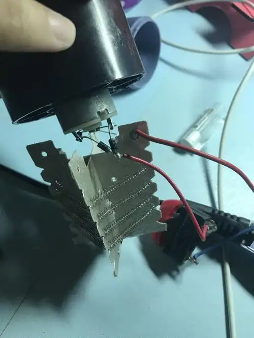 吹着就停了然后一股焦味冒出了一团黑烟是小功率的四个二极管是1n4007