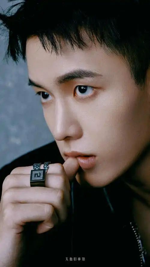 何与|壁纸挑眉,做俯卧撑,扶眼镜,氛围感9615,荷尔蒙9615,好会