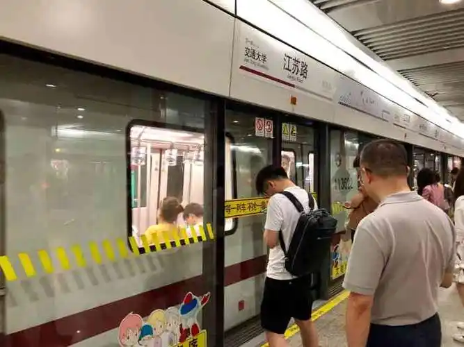 江苏路地铁站-"去外出办事乘地铁11号线马陆上车,乘到江.