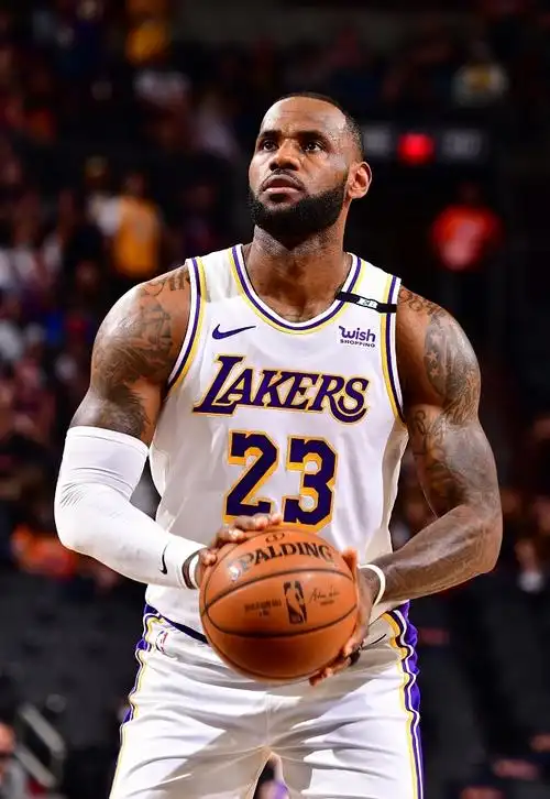 詹姆斯希望在湖人退役!谈论乔丹!称若提前选秀能压姚明当状元!