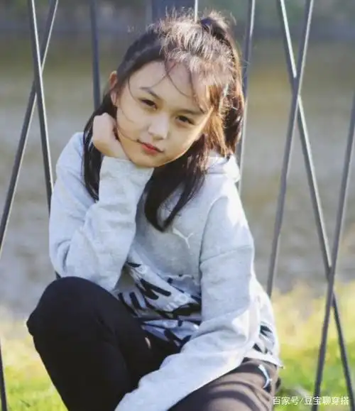 有种"成熟"叫小芈月,10岁脚踩芭比粉鞋秀腿,这身姿哪像小孩