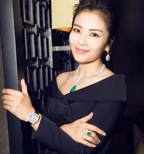 穿礼服就不适合戴翡翠?明星教你搭配优雅又大气