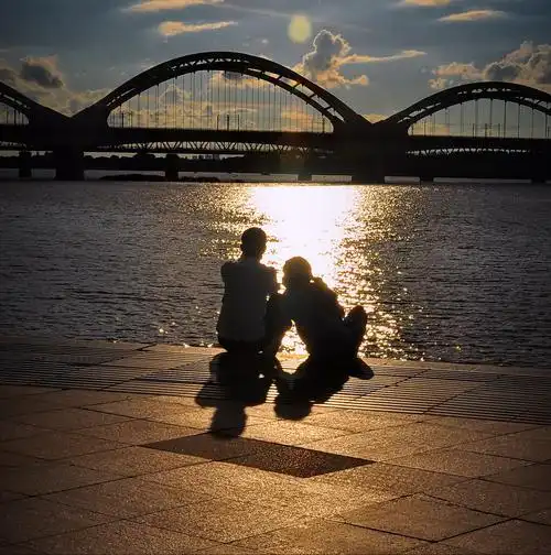 夕阳下松花江畔情侣相依