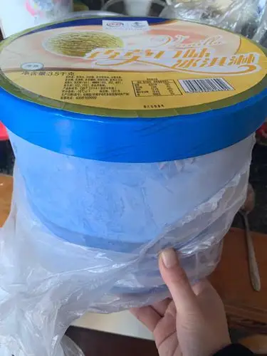 伊利桶装冰淇淋,味道真不错,奶香浓郁.