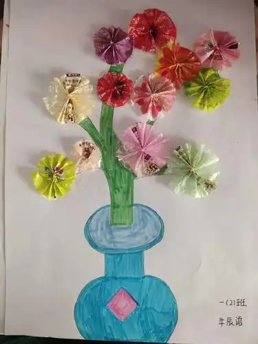 我们西城实验学校让孩子们在假期中收集糖纸并制作出自己喜欢的作品