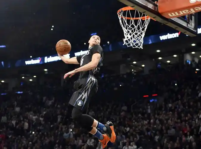 拉文上演360度罚球线扣,一神人更是差点720度扣