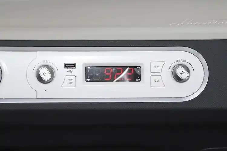 实拍五菱宏光mini ev,2.88万起,从上市火到现在,到底值不值?