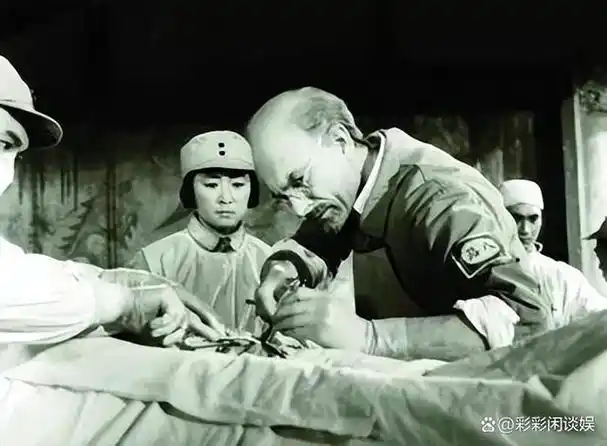 纪实老山战场亲吻临终士兵的女战士张茹29年后去他墓前探望