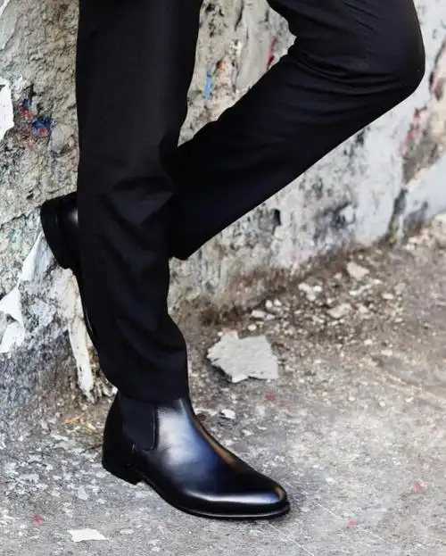 黑色皮鞋配牛仔裤