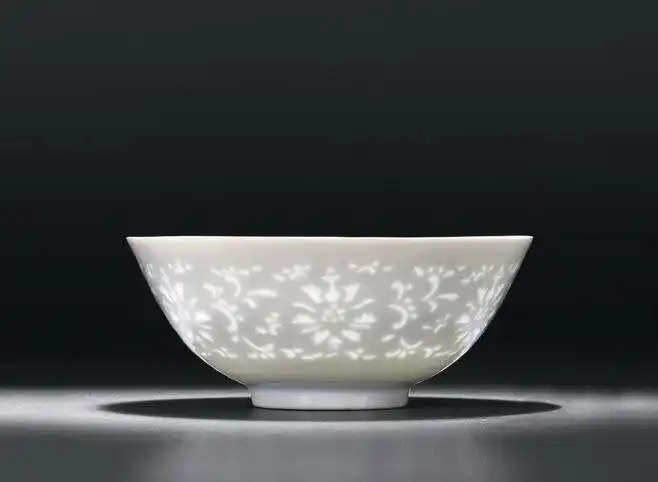 在瓷器坯体上通过镂雕工艺,雕镂出许多有规则的"玲珑眼".