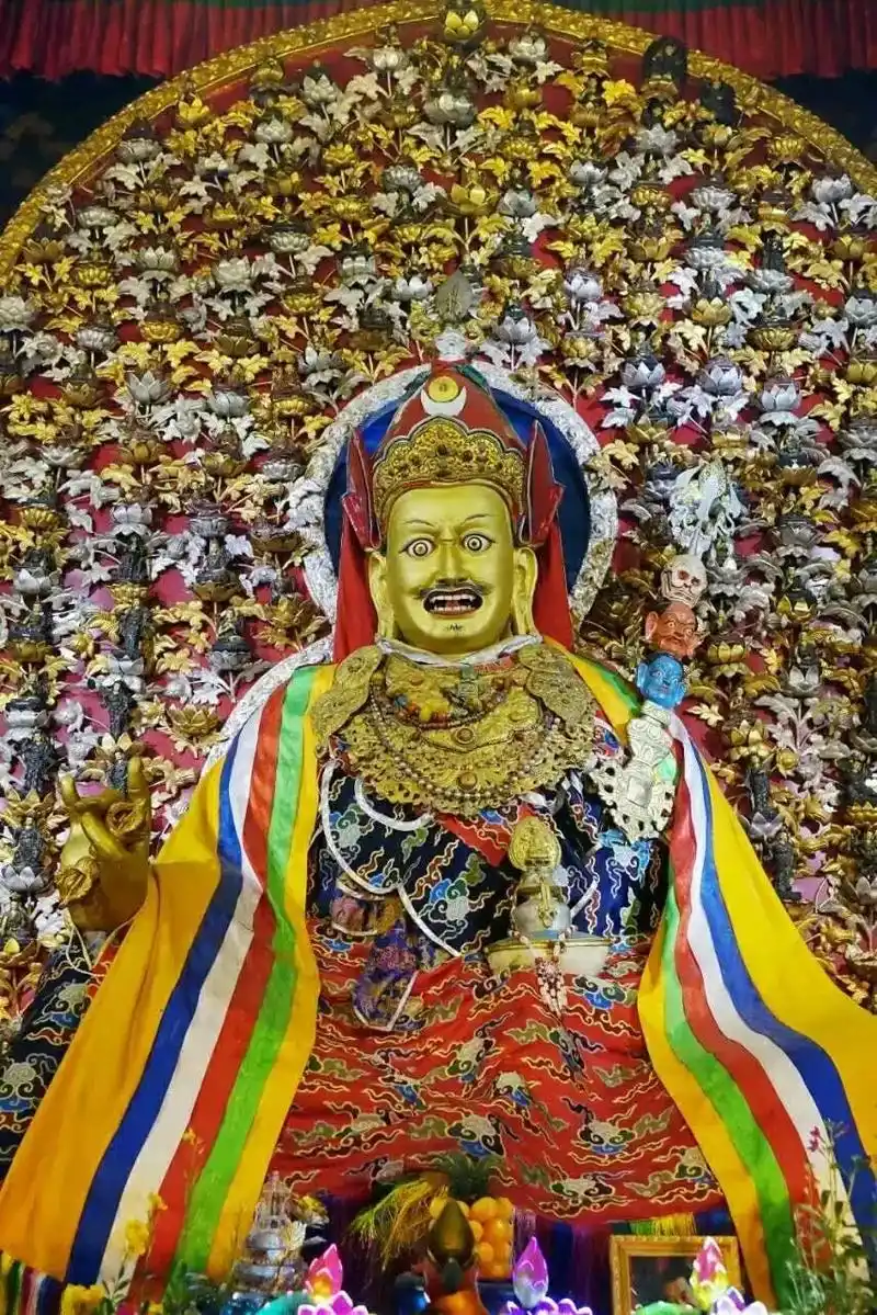 大乐莲师像供奉在素有"西藏第一座寺庙"美称,位于 - 抖音