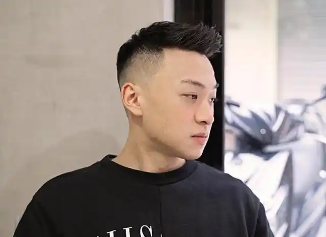 男生不要嫌弃两边剃光中间留长发型剪这几款