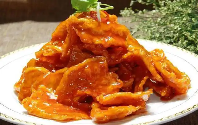 锅包肉原名锅爆肉,是一道东北菜,光绪年间始创自哈尔滨道台府府尹杜学