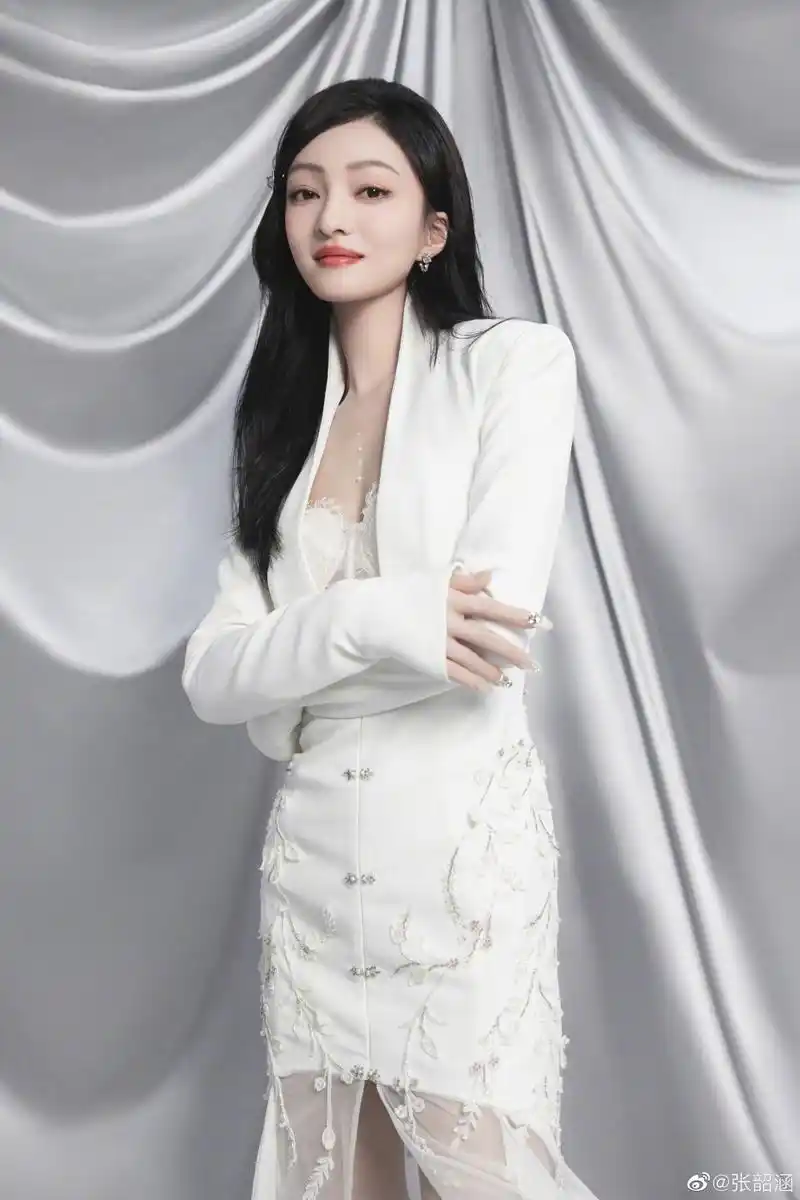 张韶涵写真,气质优雅,风姿绰约