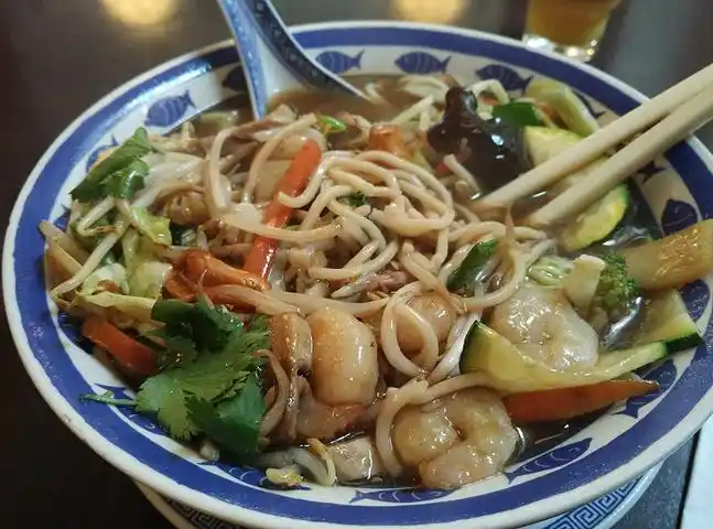 坐下点菜,发觉是江苏同胞开的餐厅,好吧,就来碗苏北大杂烩面吧.