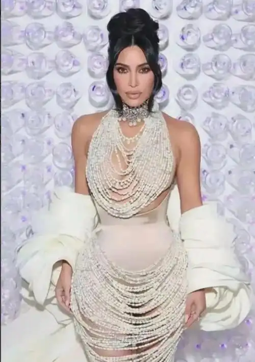 卡戴珊尴尬死了!为博眼球拿珍珠项链当衣服穿,却被撑坏散落一地