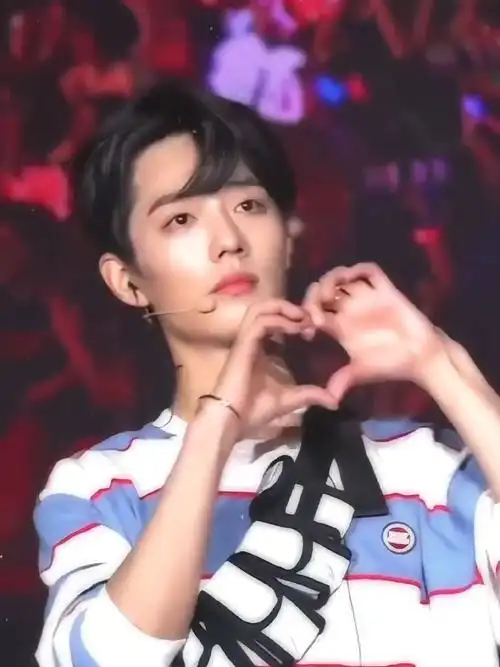 过肖战比心啊,每次看到还是会被惊艳的程度,比心77战战治愈系的笑容