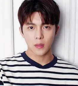 男生逗号刘海发型图片男生扎逗号刘海好看吗