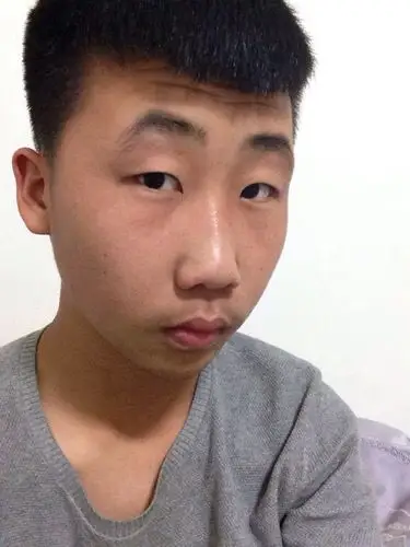 大家看我的脸型什么的 适合留中分么 求理发师给个意见 还有 我适合留