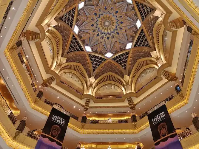 阿布扎比酋长皇宫酒店位于阿拉伯联合酋长国首都阿布扎比西北的海岸边