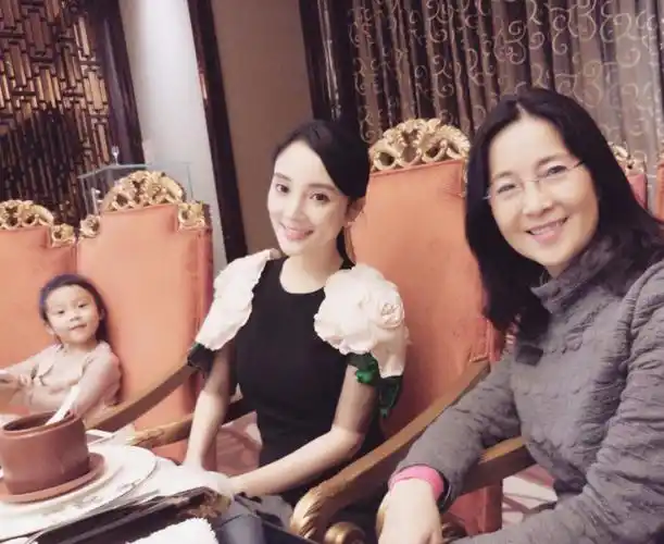 回顾李小璐的母亲张伟欣挽救过女儿的婚姻现在我的心最痛