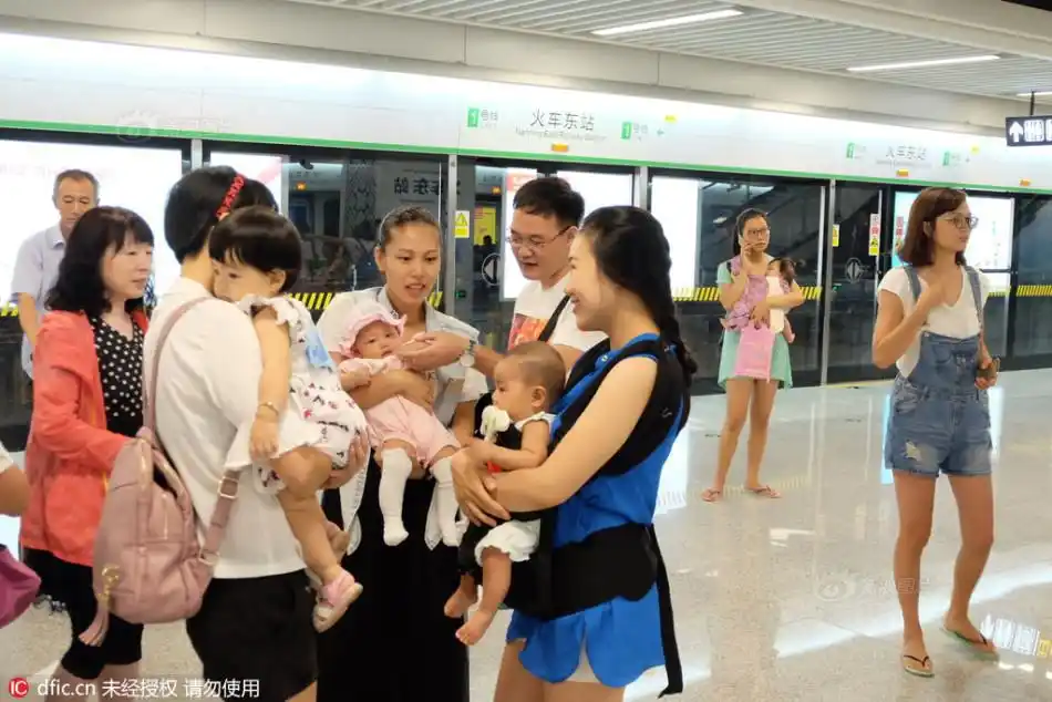 广西50多位辣妈地铁集体哺乳