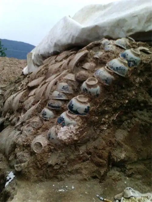 重庆挖出清代古墓,墓里没任何陪葬品,专家敲了敲墙壁:整个搬走|墓室