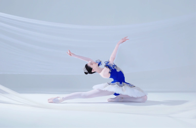 棠玥寕芭蕾舞之中的蓝精灵舞姿轻盈身轻似燕