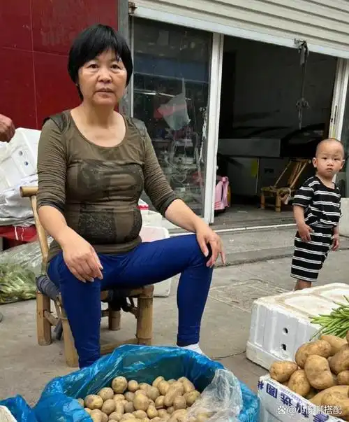 58岁土豆婆婆克服美丽羞耻症:浅色及腕长裙 利落短发,自信大方