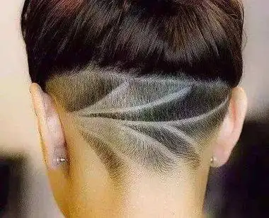 女生后脑勺雕花造型头型偏方型的女生我们在选择脑后雕花的时候,我们