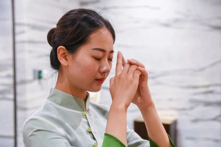 9,最后行问讯礼,左手三指盖于右手三指,两大拇指相并,两食指竖直相合