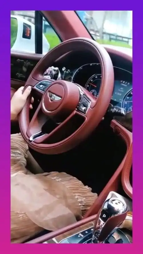 做人不要太攀比,美女年纪轻轻就单手开宾利,没点实力真的比不了!