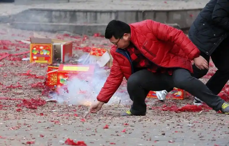 春节不让放鞭炮的原因(过年放烟花爆竹这件事为何被禁止)