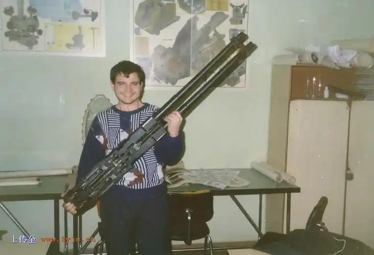 问一下该人手里拿的机炮是什么型号.口径.倍径,本人机炮控