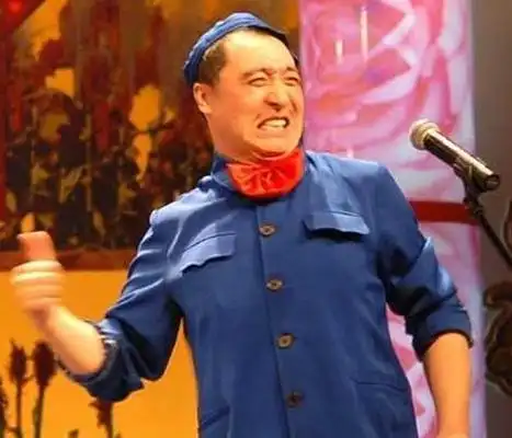 张小飞,赵本山的徒弟,唱二人转的时候,也演过傻子,但是完全没有魏三演