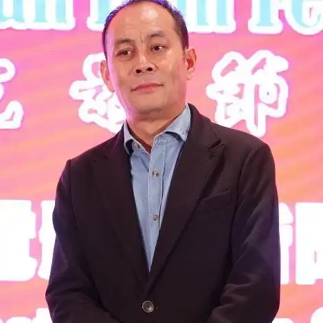 60岁老戏骨张光北近照曝光,依然硬朗帅气,27岁女儿美貌动人