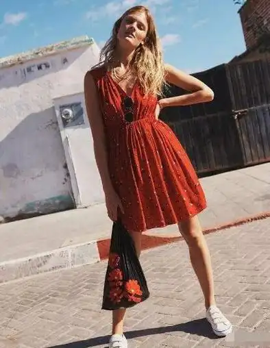 酒红色裙子配什么鞋子好看?