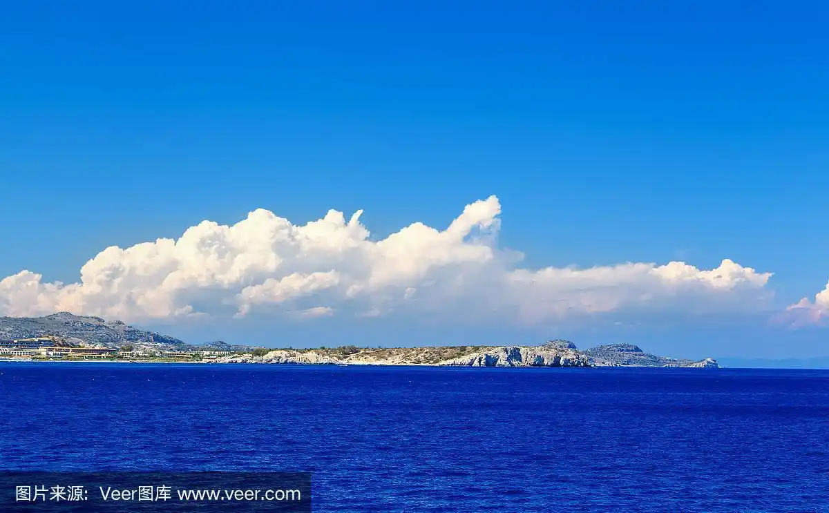 罗德斯海滩,云和大海.海景.阳光明媚的一天.